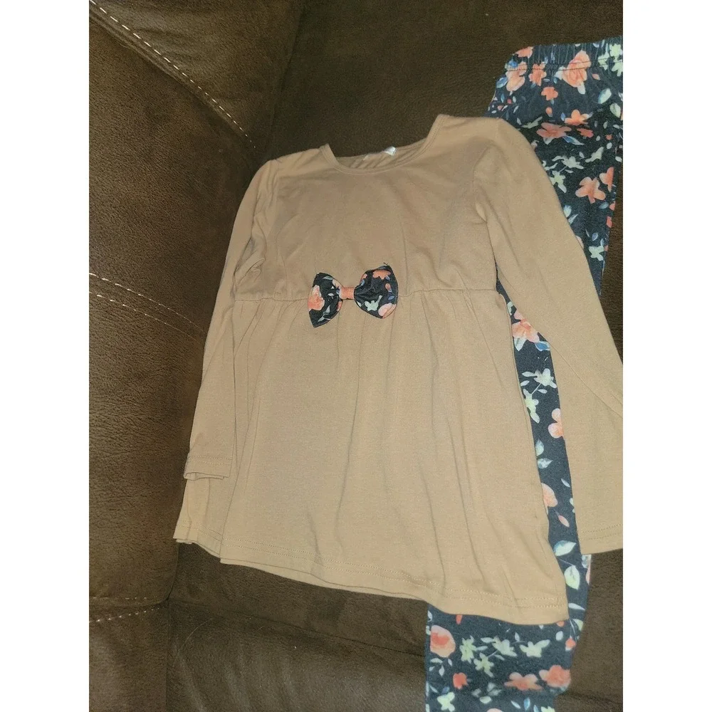 Yekaty‎ top and leggings floral size 130 fits like size 8
